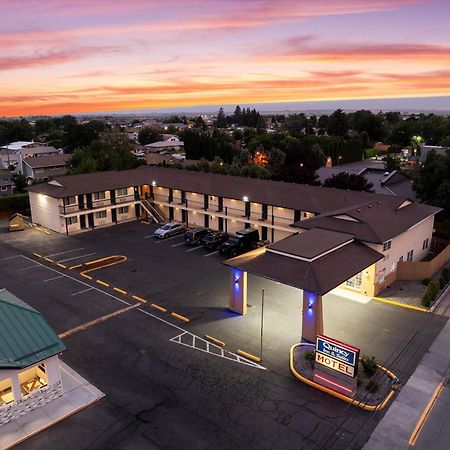 Quincy Inn And Suites Ngoại thất bức ảnh