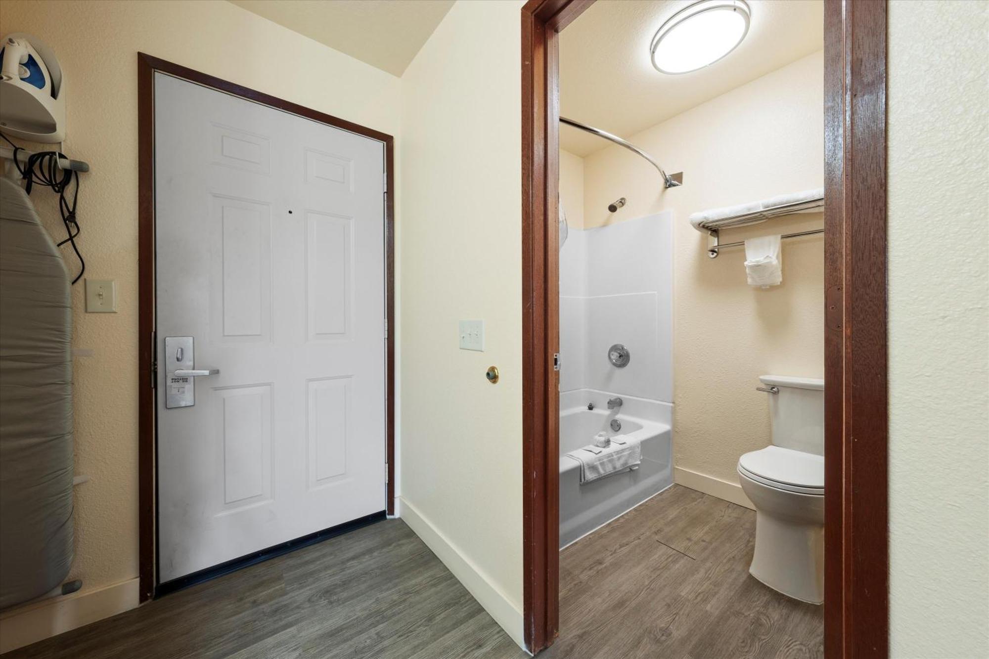 Quincy Inn And Suites Ngoại thất bức ảnh