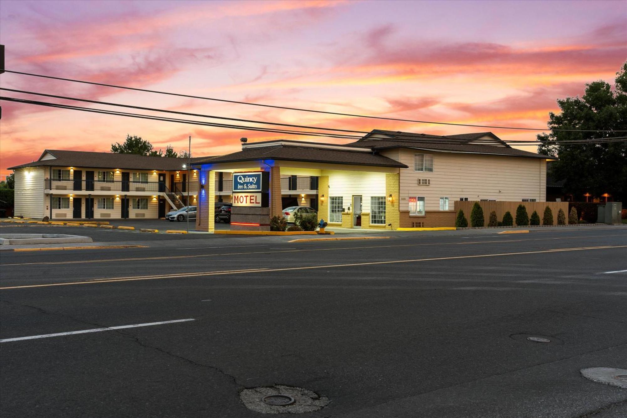 Quincy Inn And Suites Ngoại thất bức ảnh