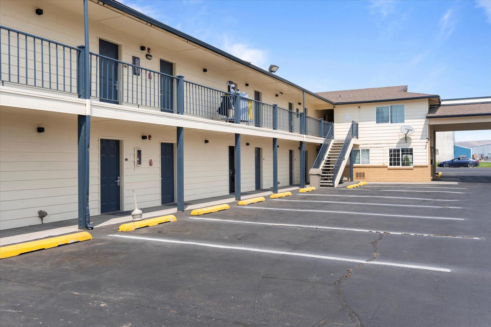 Quincy Inn And Suites Ngoại thất bức ảnh