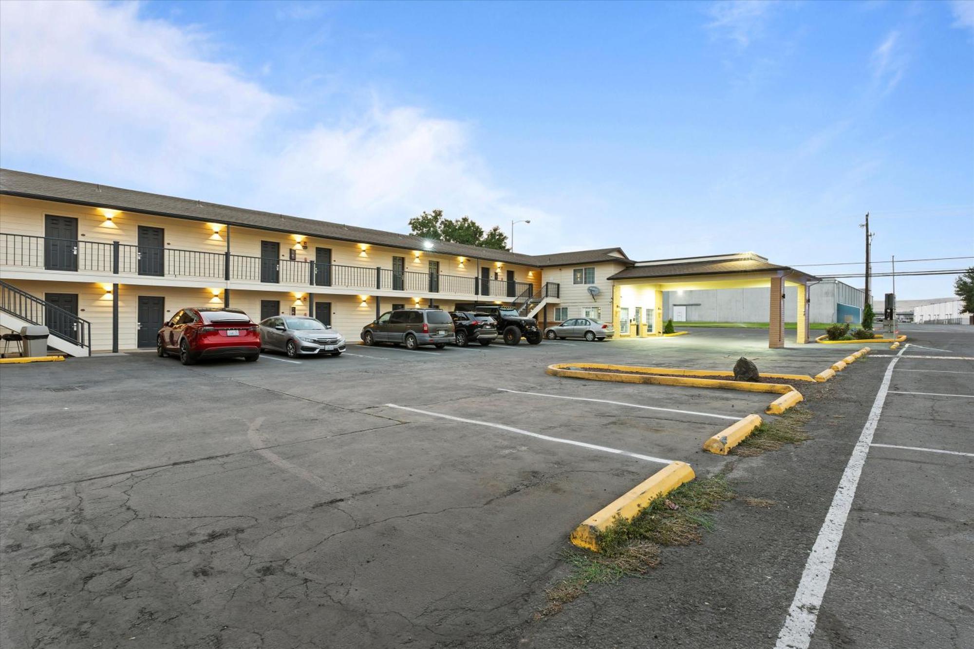 Quincy Inn And Suites Ngoại thất bức ảnh