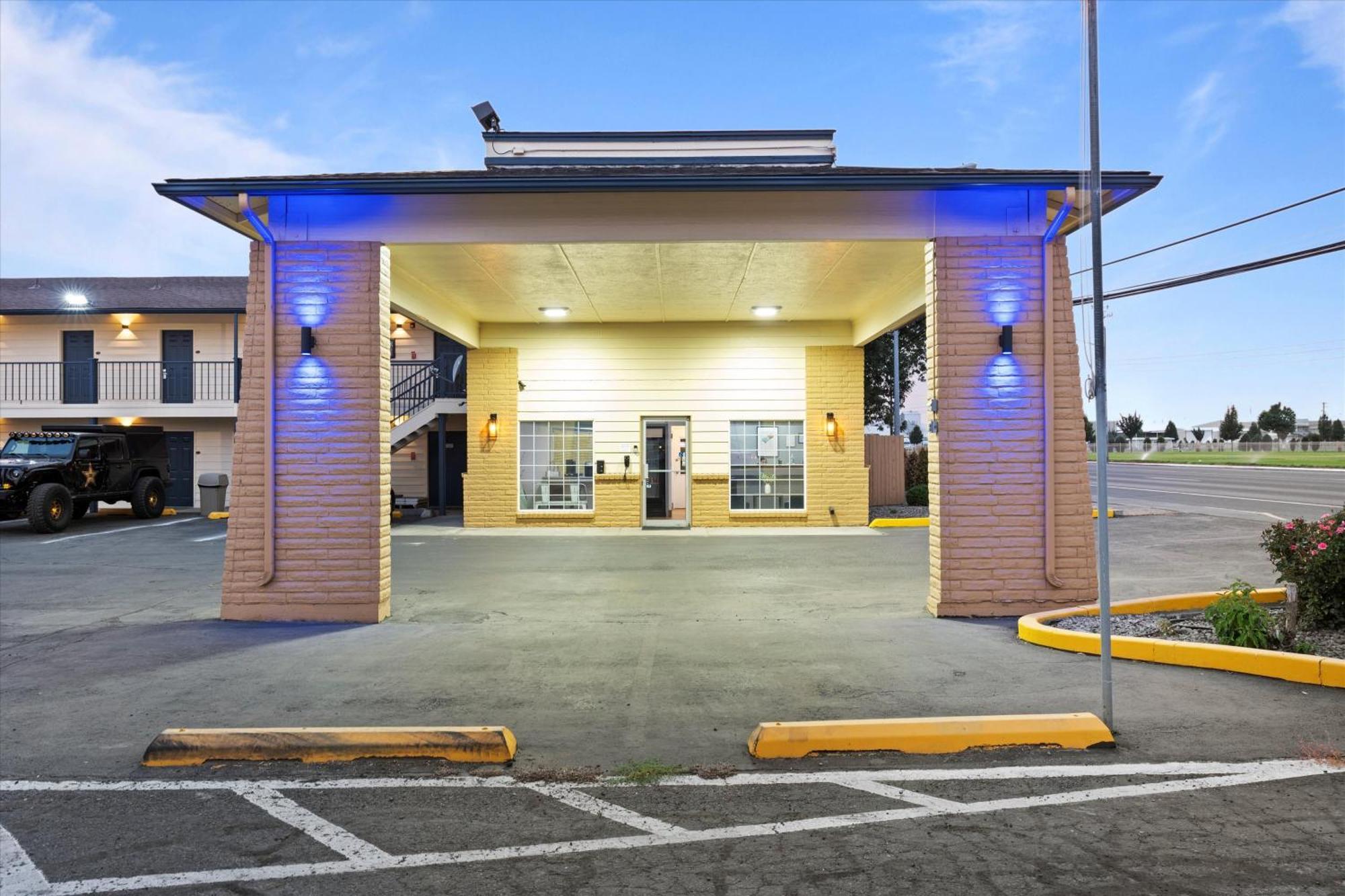 Quincy Inn And Suites Ngoại thất bức ảnh