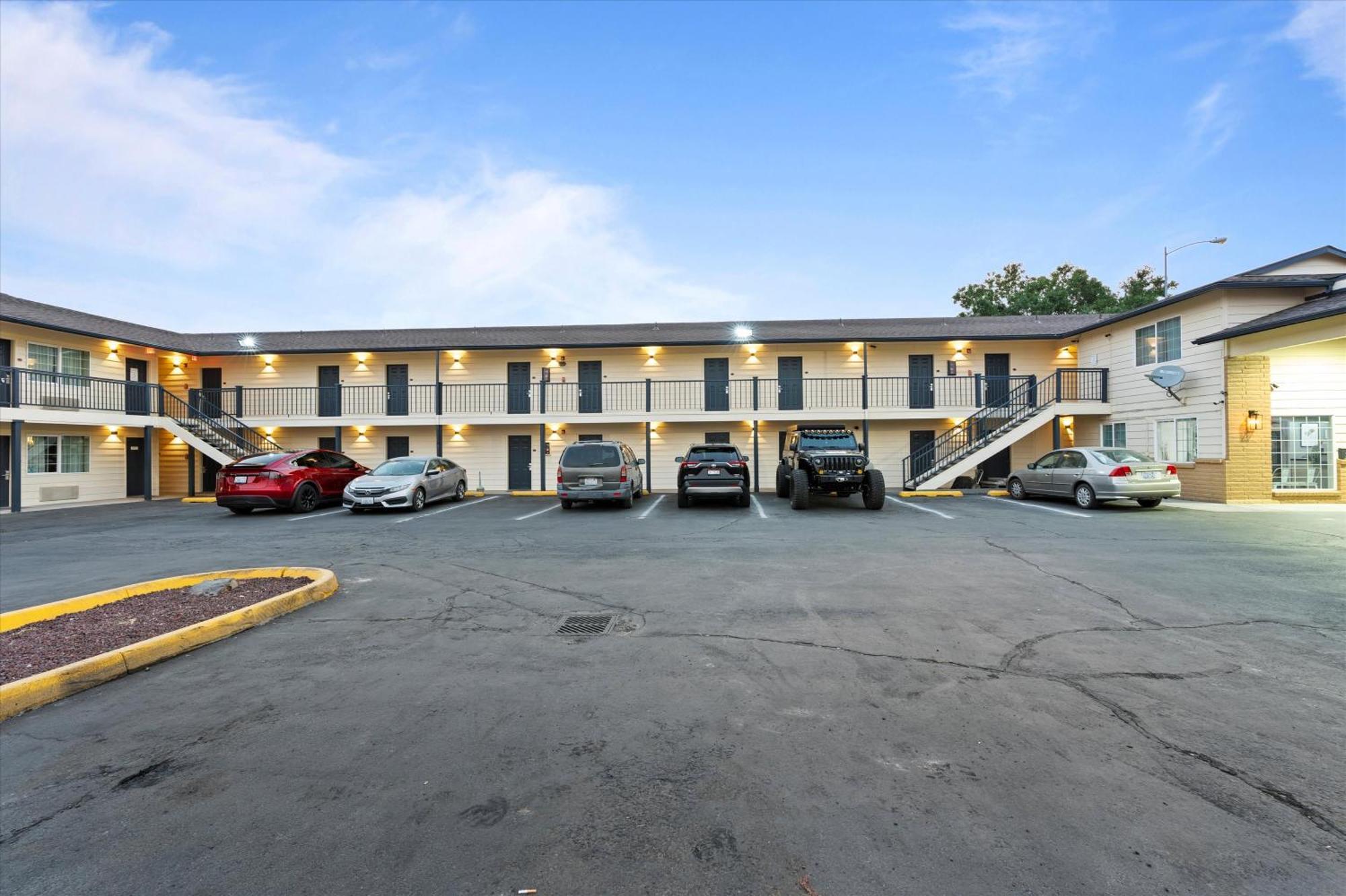 Quincy Inn And Suites Ngoại thất bức ảnh