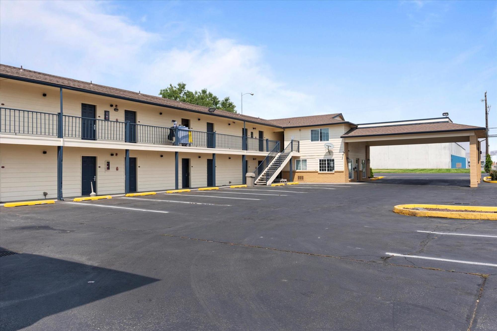 Quincy Inn And Suites Ngoại thất bức ảnh