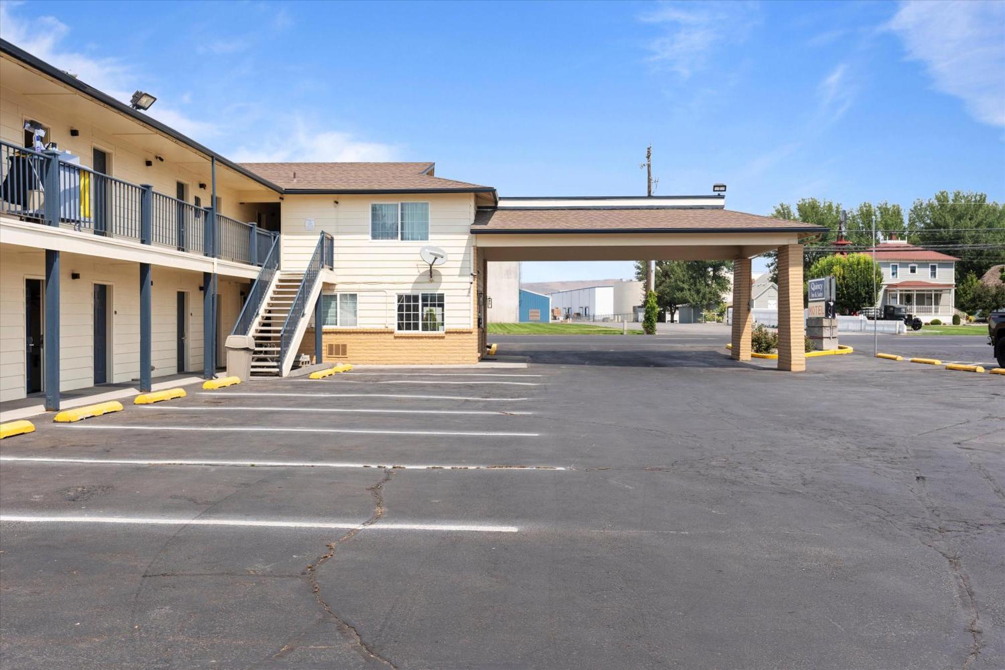 Quincy Inn And Suites Ngoại thất bức ảnh