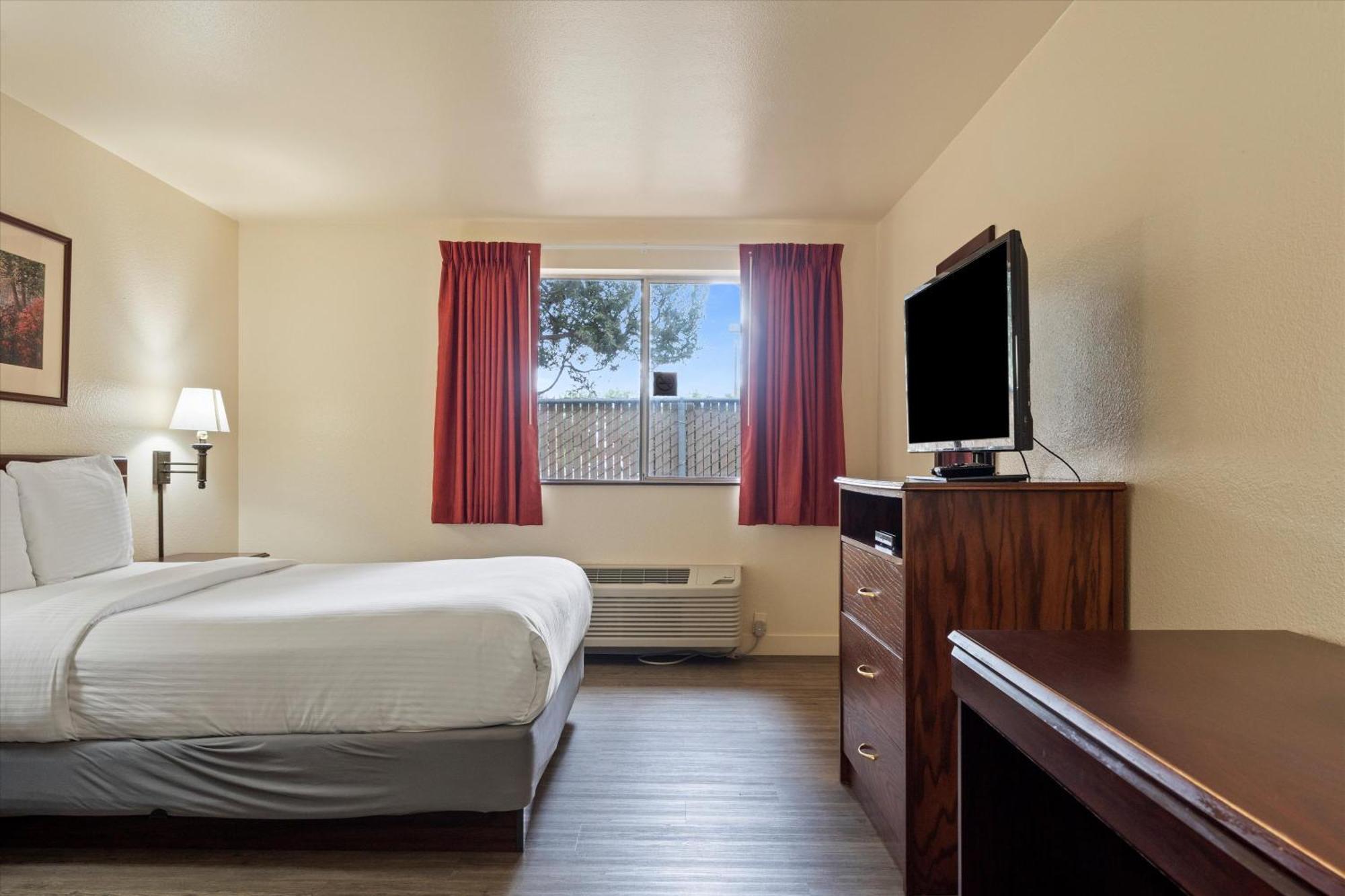 Quincy Inn And Suites Ngoại thất bức ảnh